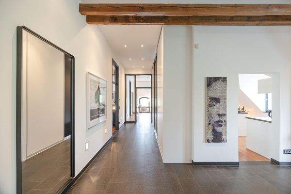 Flur mit großem Einbauschrank