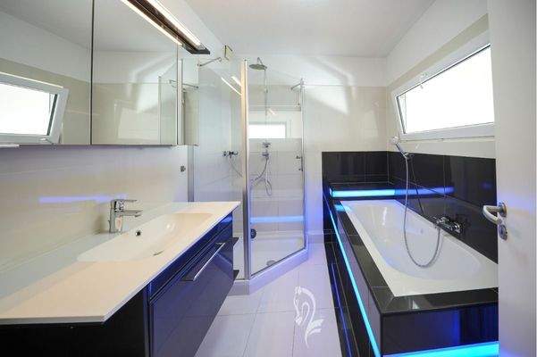 Bad mit Wanne und Dusche