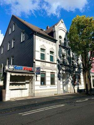 Straßenszene mit Kiosk