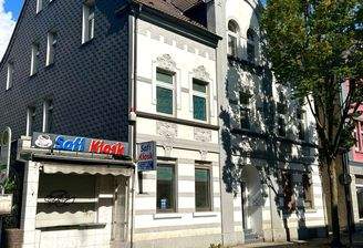 Straßenszene mit Kiosk