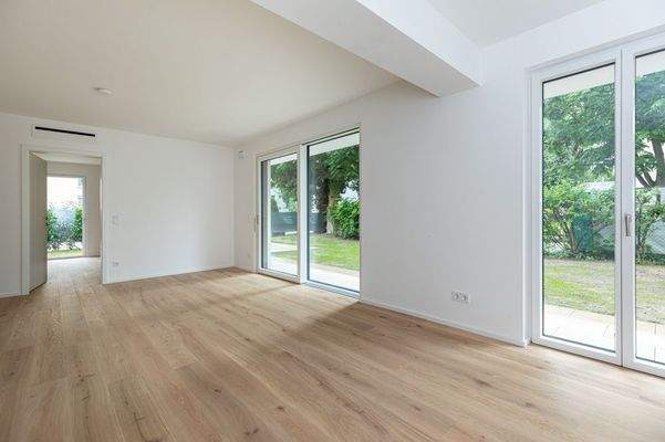 Das Herzstück: Der großzügige Wohn-/Koch-/Essbereich mit großen Glasfronten ...