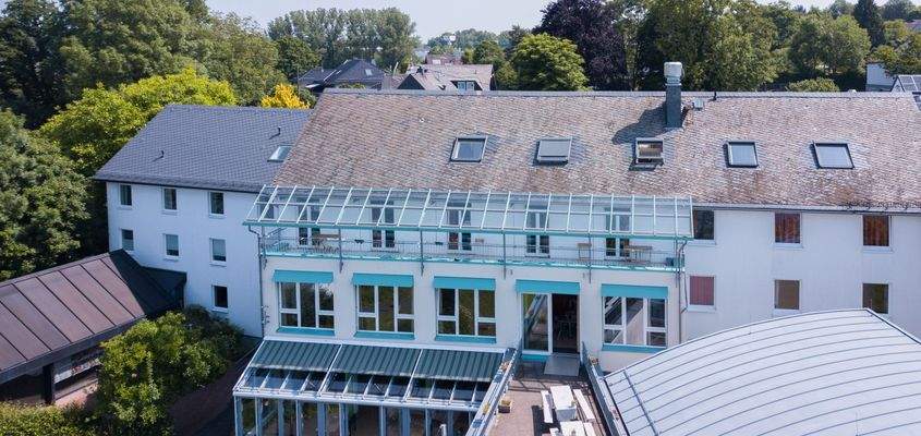 Luftaufnahme - Hauptgebäude hinten