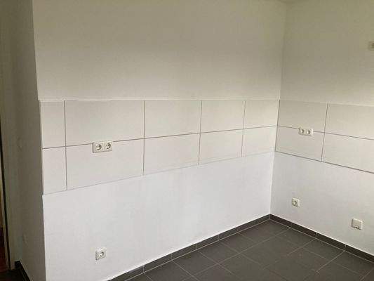 Beispielbild: Küche mit grauen Bodenfliesen und weißen Wandfliesen