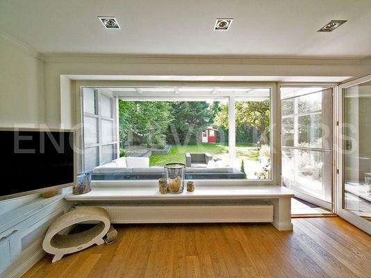 Blick vom Wohnzimmer in den Garten