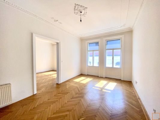 Büro rechts - straßenseitig