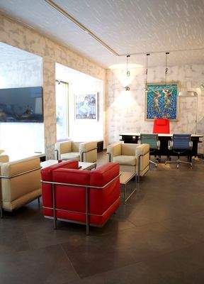 Lichtdurchfluteter Sitzbereich mit TV und Kunstwer