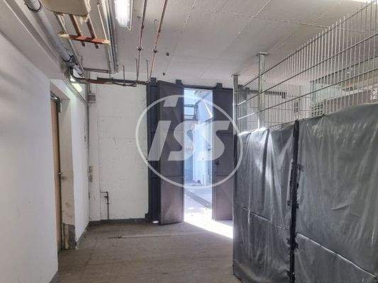 Zugang zu Halle EG links_rechts