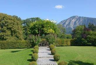Weitreichender Blick auf das Bergpanorama