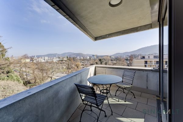 Genießen Sie Ihre Sonnenstunden auf dem überdachten Balkon