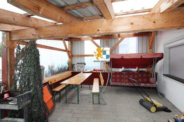 Freisitz überdacht im unteren Bereich 