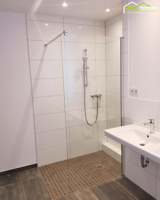 Dusche mit Waschbecken