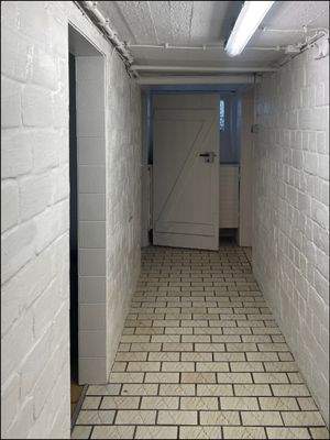 Zentraler Keller-Flur – Durchgang zu allen Räumen im vollunterkellerten Haus