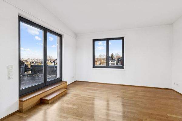 Blick von der Schiebetür auf die Terrasse