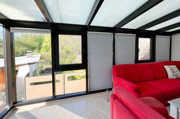 Großer Wintergarten mit Sichtschutzplissees