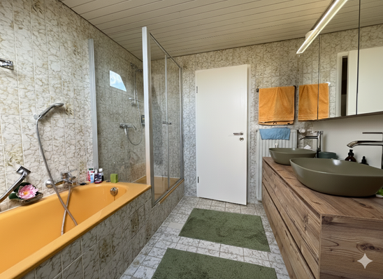 Badezimmer mit Wanne und Dusche