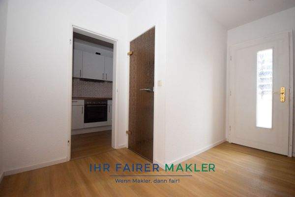 Eingangsbereich Blick in die Küche