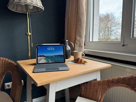 Tisch in jedem Zimmer