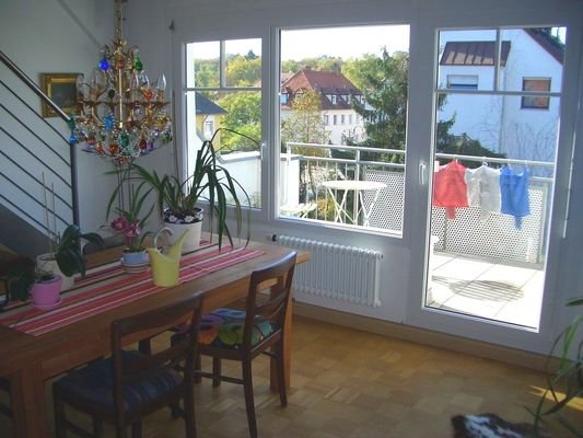 Wohnen mit Treppe zu Spitzboden und Balkon.jpg