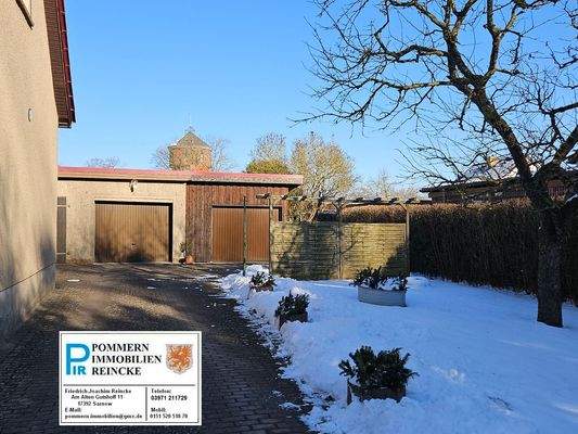 Zufahrt und Garagen.jpg