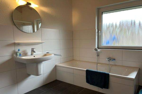 Badezimmer I (Zugang vom Schlafzimmer I)