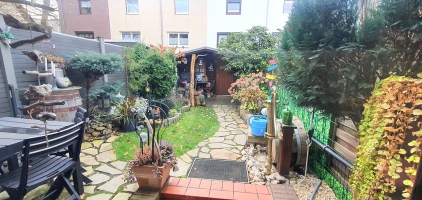 Übersichtlicher Garten mit Terrasse.