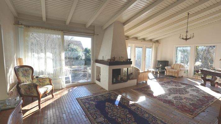 Großer Wohnbereich mit Kamin und Zugang Garten - Terrasse