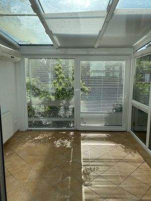 Blick in Wintergarten mit Schiebetür in Garten.jpg