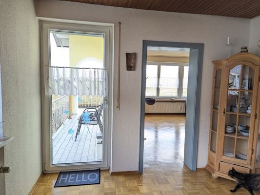 Esszimmer mit Zugang Balkon und Wohnzimmer