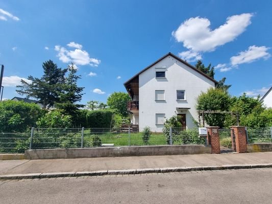 Straßenansicht mit Nachbarhaus