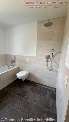 Badezimmer mit Wanne - Dusche - WC