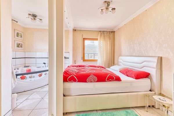 Schlafzimmer mit Whirlpool - Einfamilienhaus