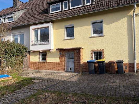 Ansicht aus dem Garten mit Terrassenfläche