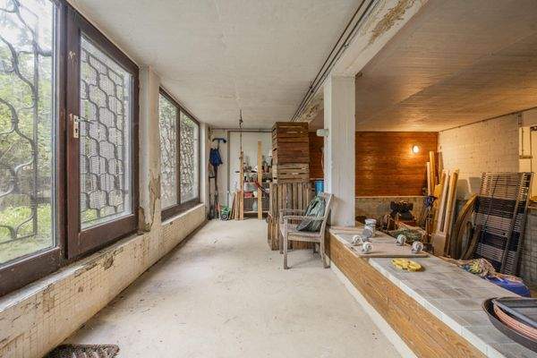 mit großzügiger Fensterfront