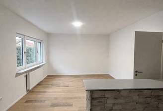 Esszimmer mit Blick zum Wohnzimmer