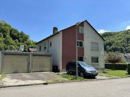 Hauansicht und Garagen