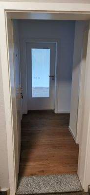 Bild 1, Blick von Wohnungstür in den Flur.jpg