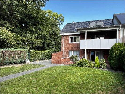 Die Liegenschaft befindet angenehm ruhig  und dennoch zentral gelegen am Waldrand