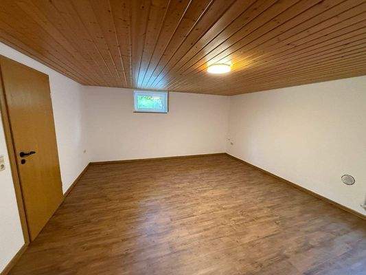 Zimmer im Gartengeschoss mit Durchgang zur Einlieg