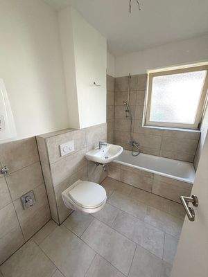 Helles Badezimmer mit Wanne