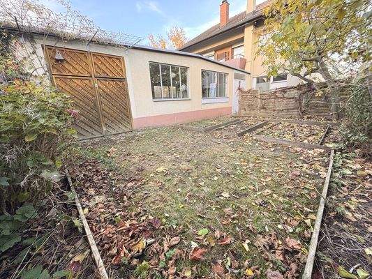 Blick von hinten auf Garage und Atelier