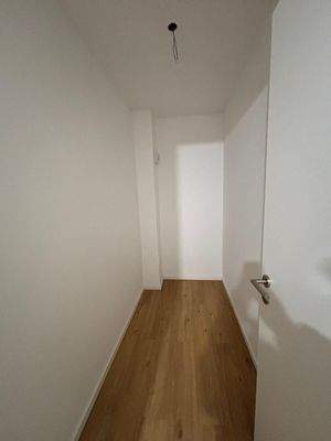 Schmaler Flur mit Holzboden