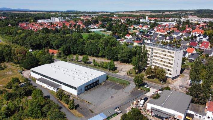 Halle mit Block Leina.jpg