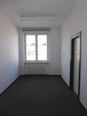 Büro mit Verbindungstür