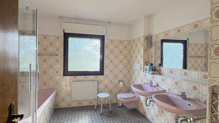 Bad mit Wanne und Dusche