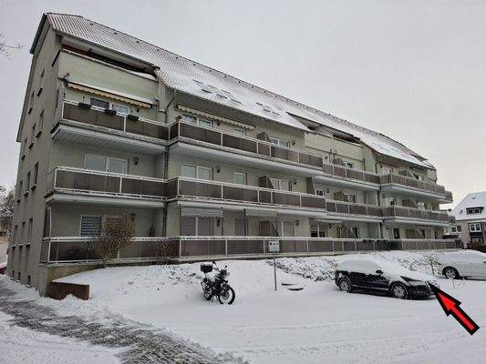Ansicht Balkon-/Südseite von links, Pkw-Stellplatz