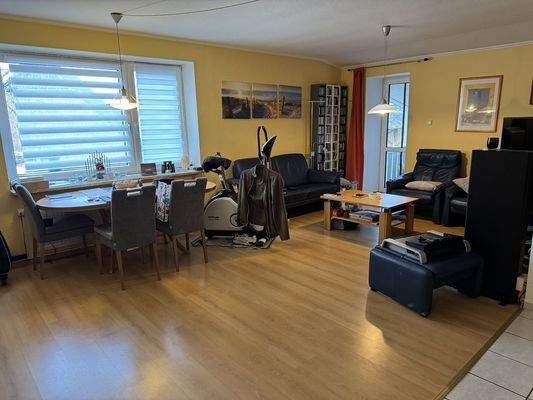 Wohn- und Esszimmer (2).JPG