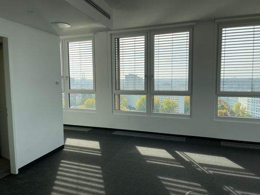 Ausblick Richtung Südost_leeres Büro.jpg