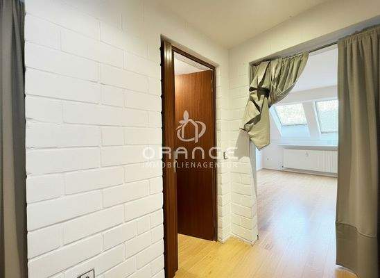 KI (Blick vom Bad nach Rechts ins Wohnzimmer)