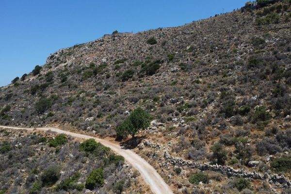 Kreta, Kokkino Chorio: Ruhiges Hanggrundstück mit ewigem Meerblick zu verkaufen