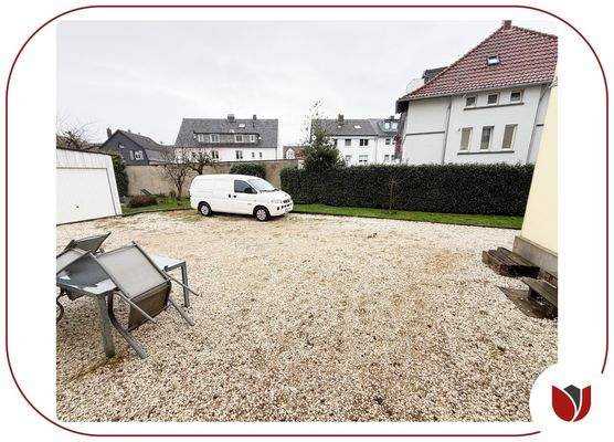 Hof mit dahinter liegender Grünfläche zur Mitbenutzung